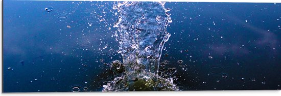 Dibond - Water dat Omhoog Vliegt Nadat er Iets in is Gevallen - 90x30 cm Foto op Aluminium (Met Ophangsysteem)