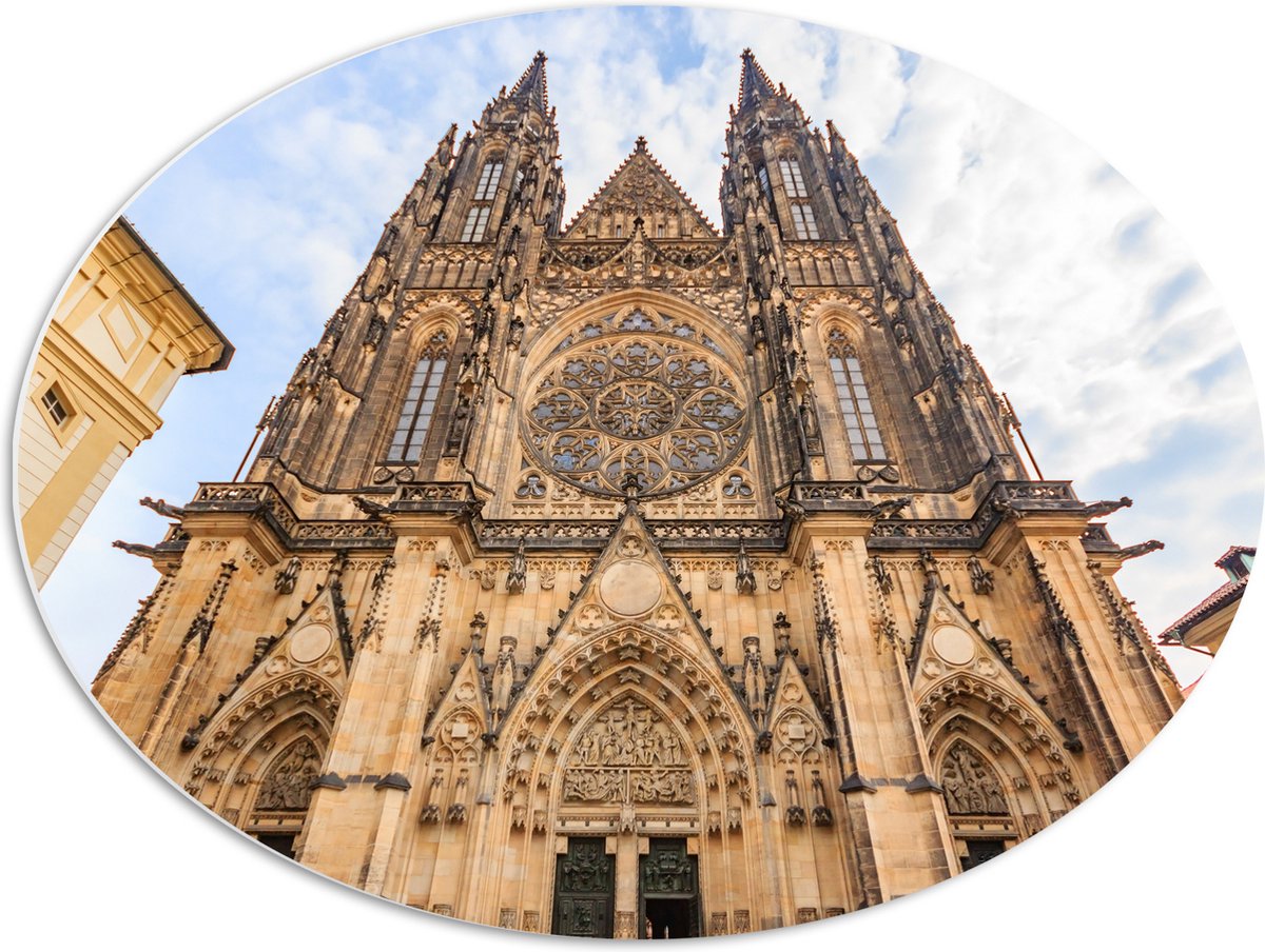 PVC Schuimplaat Ovaal - Vooraanzicht van de Kathedraal van Praag onder Sluierbewolking - 68x51 cm Foto op Ovaal (Met Ophangsysteem)