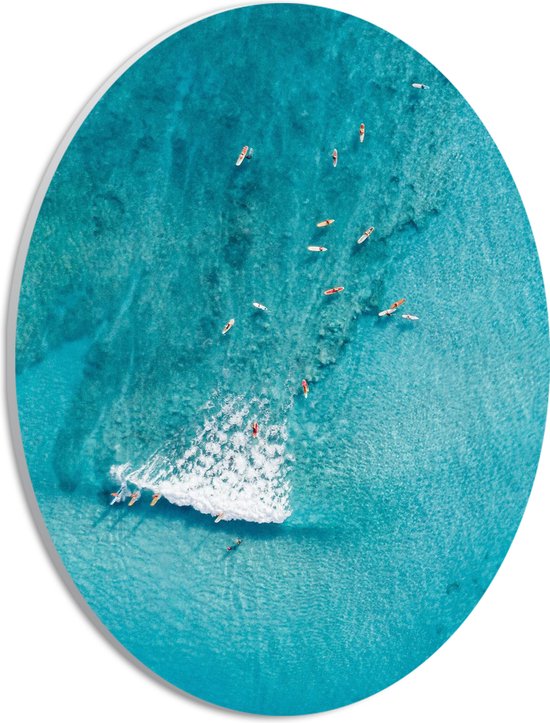 PVC Schuimplaat Ovaal - Bovenaanzicht Surfers in de Blauwe Zee - 21x28 cm Foto op Ovaal (Met Ophangsysteem)