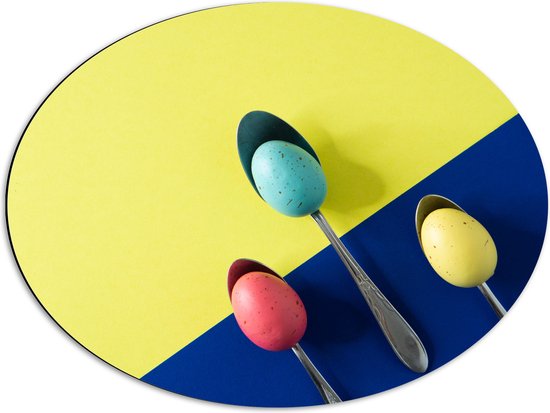 Dibond Ovaal - Gekleurde Eieren op Lepels op Blauwe en Gele Vakken - 68x51 cm Foto op Ovaal (Met Ophangsysteem)