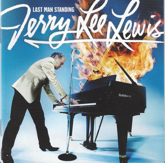 Jerry Lee Lewis speelt op een piano met vlammen erachter. "Last Man Standing" staat in blauwe letters boven het beeld.