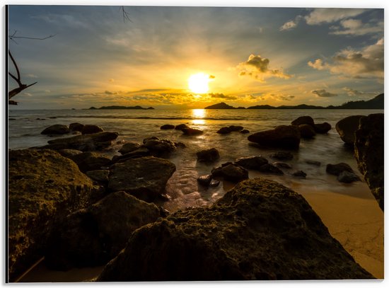 Dibond - Zon verdwijnend achter Wolken boven de Zee vol Rotsen - 40x30 cm Foto op Aluminium (Wanddecoratie van metaal)