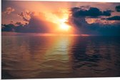 PVC Schuimplaat- Zon Verdwijnend achter de Wolken boven Kalme Zee - 90x60 cm Foto op PVC Schuimplaat