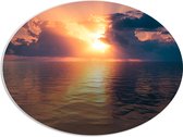 PVC Schuimplaat Ovaal - Zon Verdwijnend achter de Wolken boven Kalme Zee - 68x51 cm Foto op Ovaal (Met Ophangsysteem)