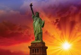 Fotobehang New York Statue Liberty Sunset | XL - 208cm x 146cm | 130g/m2 Vlies
