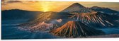Dibond - Zonsondergang verdwijnend achter Bergen in Vulkaangebied - 150x50 cm Foto op Aluminium (Wanddecoratie van metaal)
