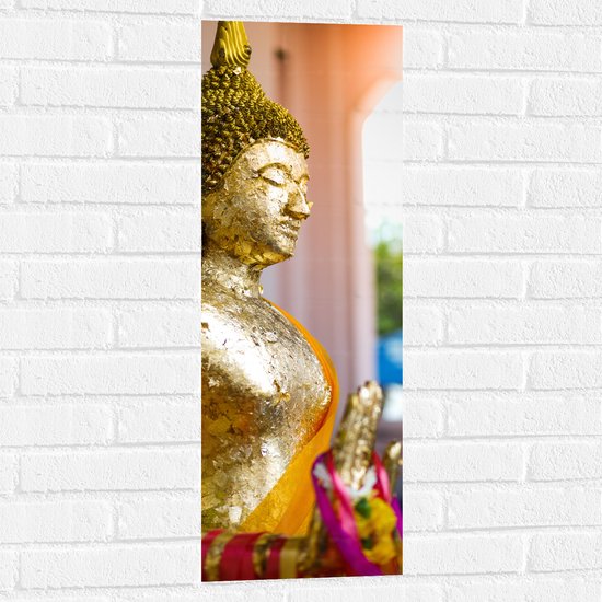 Muursticker - Zijaanzicht van Goudkleurige Boeddha - 30x90 cm Foto op Muursticker