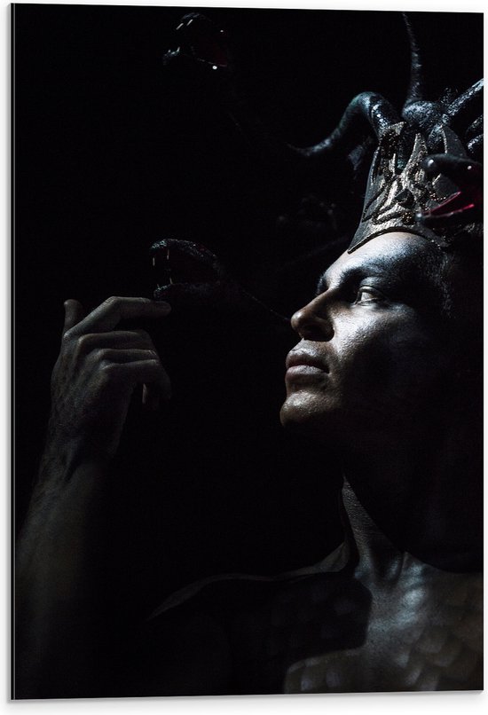 Dibond - Zijaanzicht van Man met Smink en Hoed vol Slangen - 40x60 cm Foto op Aluminium (Met Ophangsysteem)