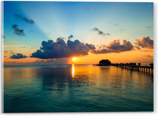 Acrylglas - Zonsondergang achter Wolken bij Huisje op de Oceaan - 40x30 cm Foto op Acrylglas (Met Ophangsysteem)