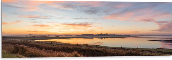 Dibond - Zonsopkomst over Meren aan het Weiland in Nederland - 120x40 cm Foto op Aluminium (Wanddecoratie van metaal)