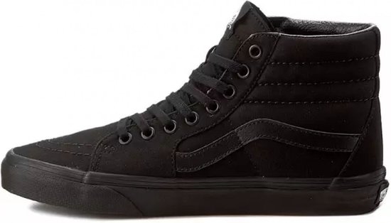 Zwarte Vans SK8-Hi sneaker in zijaanzicht met een volledig zwart canvas bovenwerk en rubberen zool.
