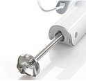 Witte handmixer met stroomkabel en zilverkleurige staafmixervoet, close-up.