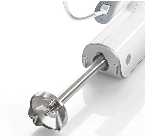 Witte handmixer met stroomkabel en zilverkleurige staafmixervoet, close-up.