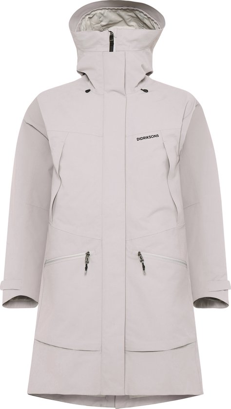 Lichtgrijze Didriksons parka met capuchon, ritsen en logo op de borst.