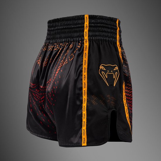 Zwarte Muay Thai shorts met gele slangenkop logo op de zijkant en rode Quetzal Fury print.