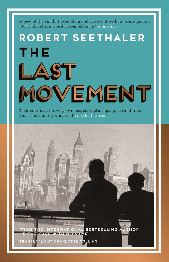 Boek kaft met de titel 'The Last Movement' van Robert Seethaler in bruine en blauwe tinten. Een foto van twee mannen die uitkijken over een stadssilhouet is onderaan afgebeeld.