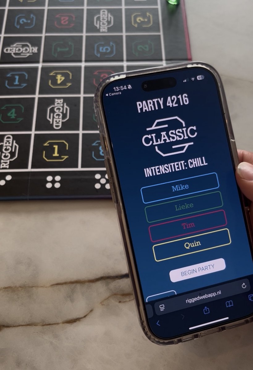Rigged - Hilarisch partyspel - 1000+ persoonlijke vragen, dilemmas & bluffen - Gezelschapsspel volwassenen - 2-12 spelers - 16+ — cadeau in Partyspellen - foto 4