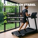 Man traint op zwarte loopband 'TR100i', met tekst 'Krachtig en stabiel'.
