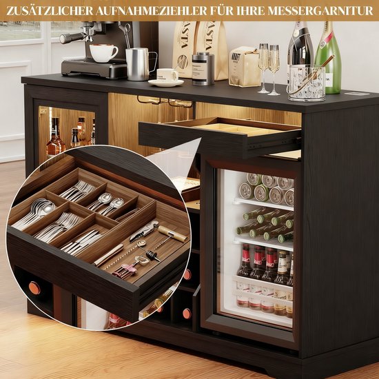 Zwarte buffetkast met glazen deuren, wijnrek en minibar. Een uittrekbare lade met bestekorganizer is prominent te zien.