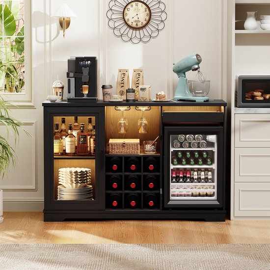 Zwarte buffetkast met glazen deuren, wijnrek, glazenhouder en minibar. Een koffiezetapparaat staat bovenop.
