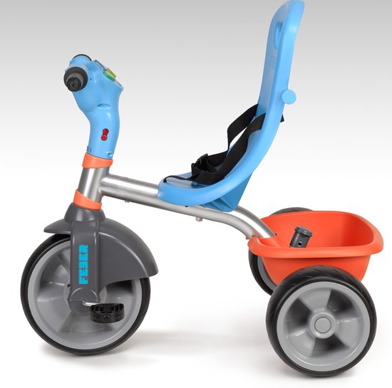 Zijaanzicht van een blauwe driewieler met oranje mandje en grijze wielen. De driewieler heeft een grijze duwstang en een blauw zadel.