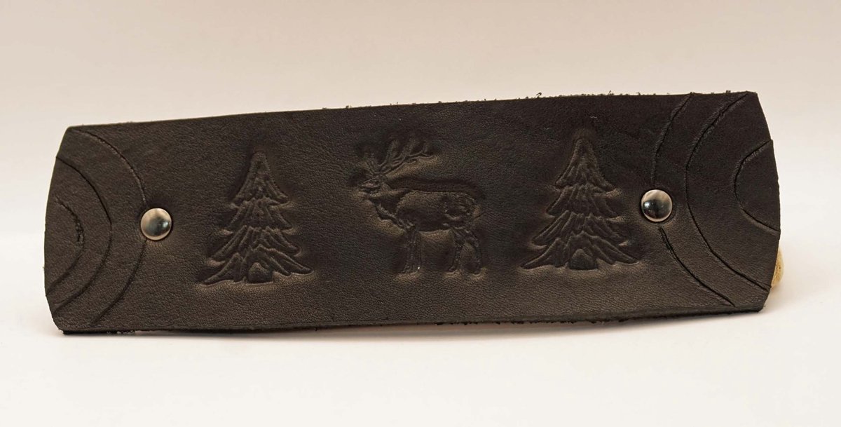 Leren zwart haarclip hert bij dennebomen - lederen hert haarclips - haarclip hertje - zwarte lederen haarclips - dames haarclips - leuke haarclips voor dik haar - aparte haarclip voor lang haar - unieke haarclips kort haar - haarclip vol haar