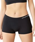 Model in een zwarte, naadloze boxershort met logo op de tailleband.