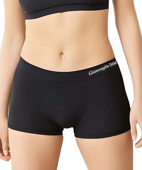 Model in een zwarte, naadloze boxershort met logo op de tailleband.