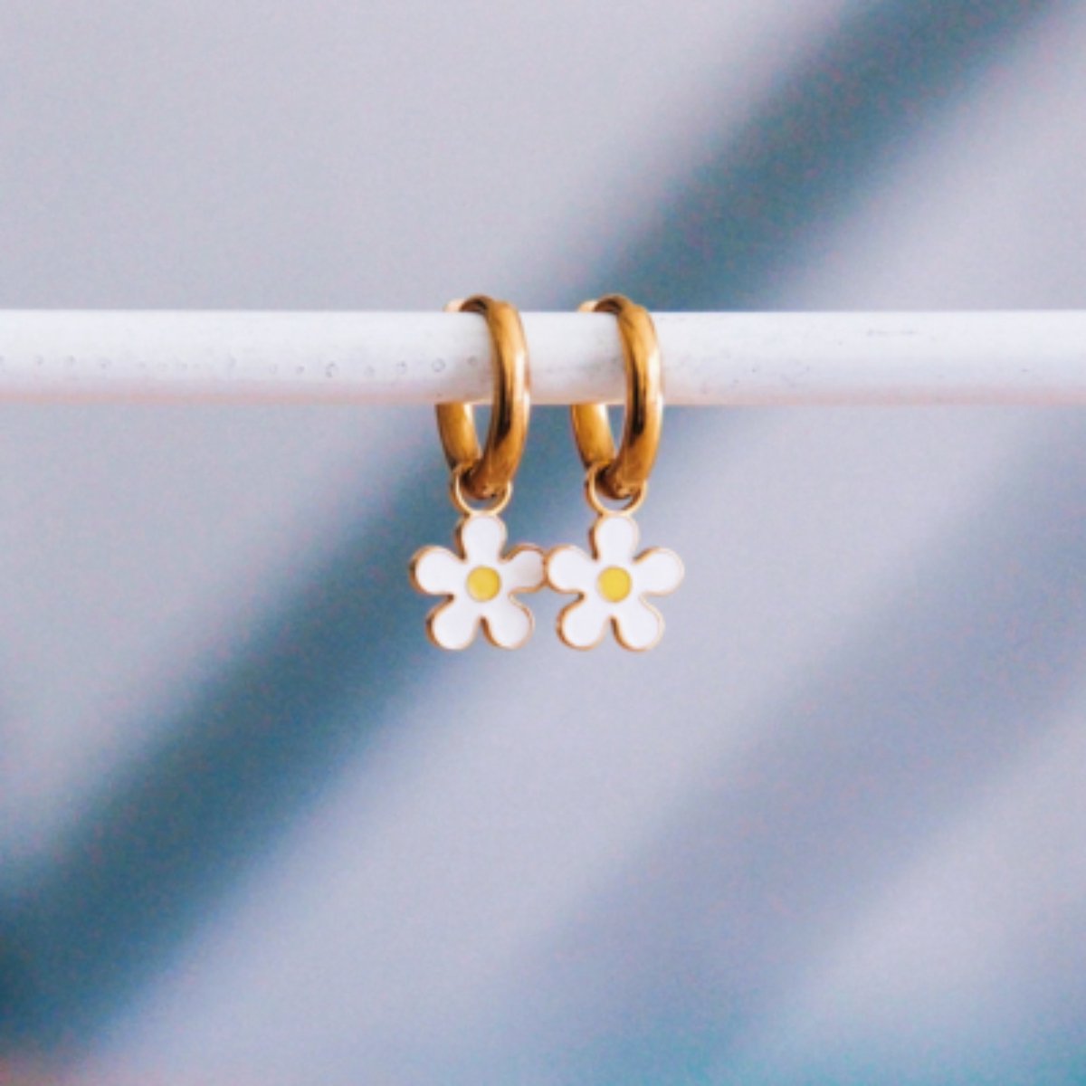 Juvana Oorringen Met Witte Bloem - Stijlvolle Accessoire