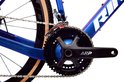 Gedetailleerde opname van de crankset en voorste derailleur van een blauwe Rinos gravelbike.