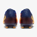 Achterkant van gele Nike voetbalschoenen met donkerblauwe en rode accenten.