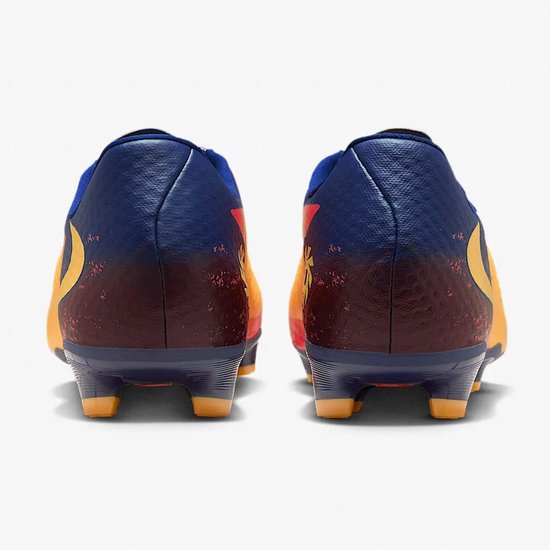 Achterkant van gele Nike voetbalschoenen met donkerblauwe en rode accenten.