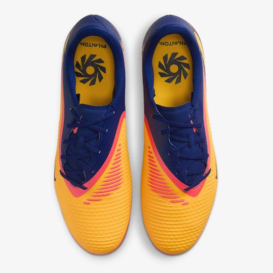 Bovenkant van gele Nike voetbalschoenen met donkerblauwe veters en rode accenten.