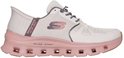 Lichtbruine Skechers instapper met roze zool en roze accenten.