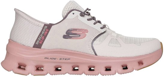 Lichtbruine Skechers instapper met roze zool en roze accenten.