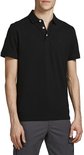 Man draagt een zwarte polo met knopen en een geborduurd logo, en een grijze broek.