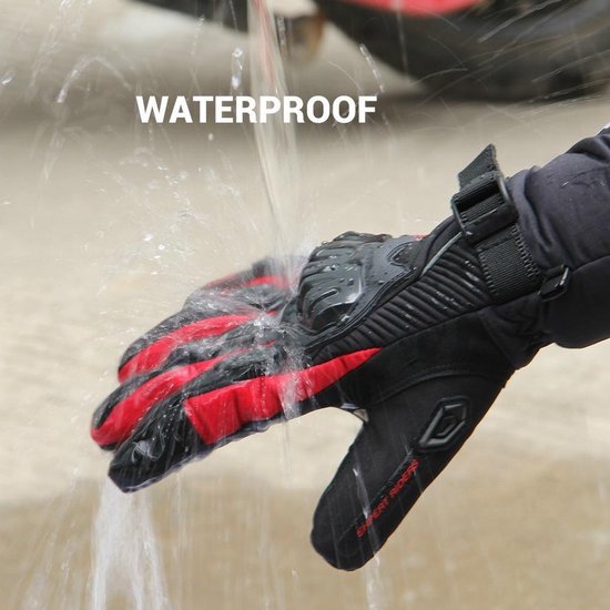 Zwarte motorhandschoen met rode details tijdens een waterstraal, 'WATERPROOF' tekst.