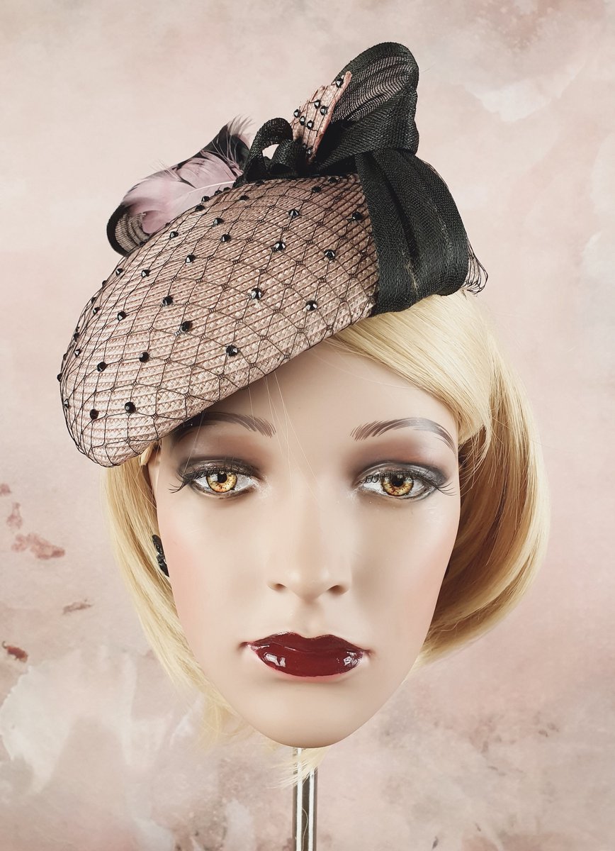 Creaciones Hoeden Collectie – Fascinator – Polypropyleen roze – Abaca-zijde en zwanenveren – Universele maat – Handgemaakt en Uniek
