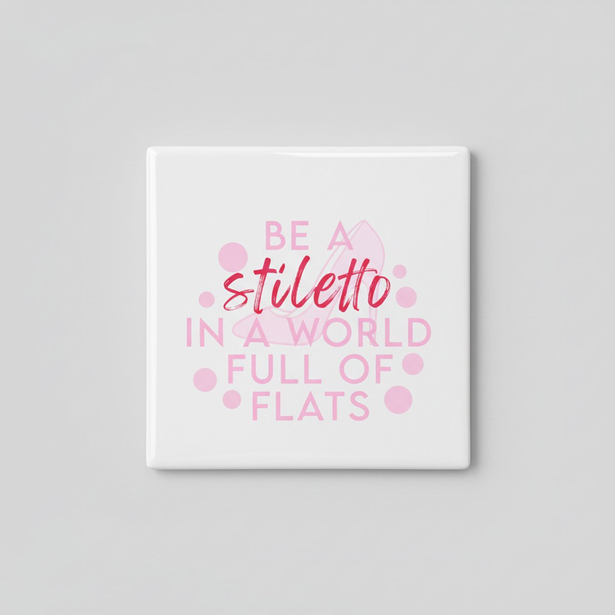 Nevolis Motiverende Quote Keramische Tegel “Be a Stiletto in a World Full of Flats” – Zachte Roze Typografie Wanddecoratie – 15 x 15 cm Multi Color
