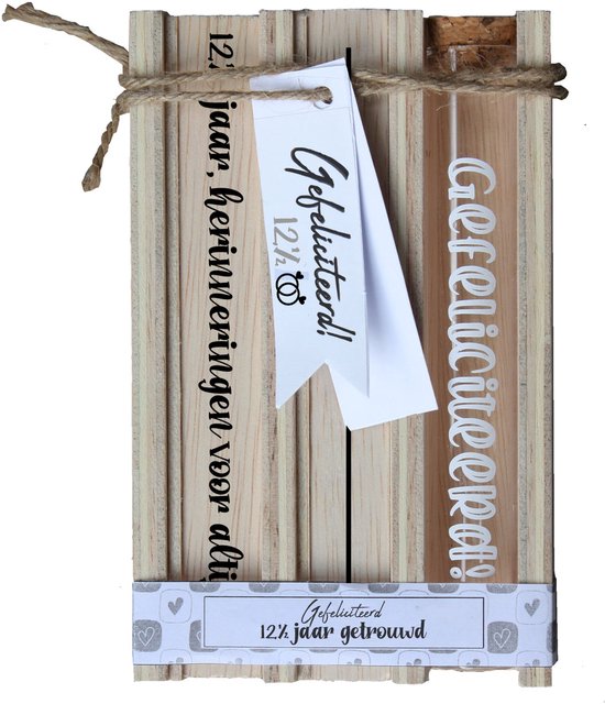 Houten kistje met touw, met tekst "Gefeliciteerd! 12½", "12½ jaar, herinneringen voor altijd" en "Gefeliciteerd 12½ jaar getrouwd".