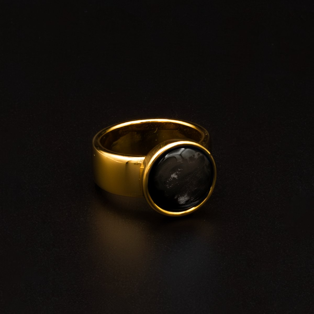 Qoss Ring Juul – Brede Goudkleurige Ring met 12 mm Cabochon | Valt 1 Maat Kleiner | Nikkelvrij | Handgemaakt | Combineerbaar | Zwart | Maat XL