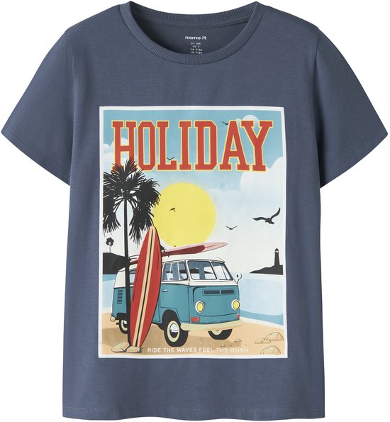 Blauw t-shirt voor jongens met opdruk "HOLIDAY", een VW-busje, surfplank, palmboom en de tekst "RIDE THE WAVES FEEL THE RUSH".