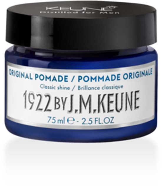 Blauwe pot met zwarte deksel. Label: Original Pomade / Pommade Originale, Classic shine / Brillance classique, 1922 BY J.M. KEUNE, 75 ml - 2.5 FL.OZ. Tekst op deksel: KEUNE Distilled for Men.