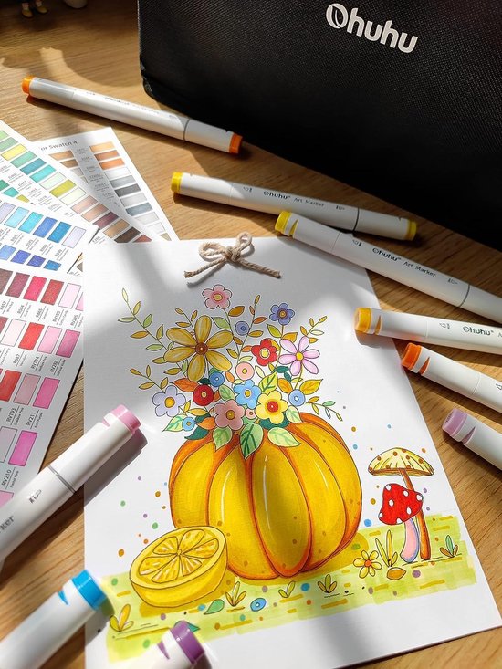 Een illustratie van een pompoen met bloemen, citroen en paddenstoel, omringd door Ohuhu markers.
