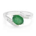 Zilveren ring met een ovale groene smaragd en een rij kleine witte steentjes op een gedraaide band.