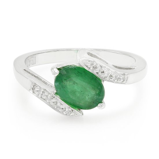 Zilveren ring met een ovale groene smaragd en een rij kleine witte steentjes op een gedraaide band.