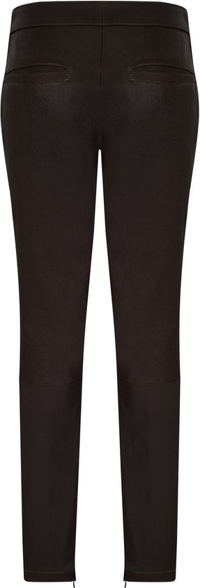 Achterkant van een donkerbruine slim fit broek met ritsjes aan de onderkant van de pijpen.