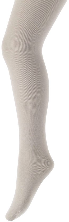 Een been in een lichte beige, fijne ribgebreide panty, geïsoleerd op witte achtergrond.