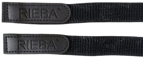 Close-up van twee zwarte, elastische broekklemmen met 'RIEBA'-logo op een leren patch.
