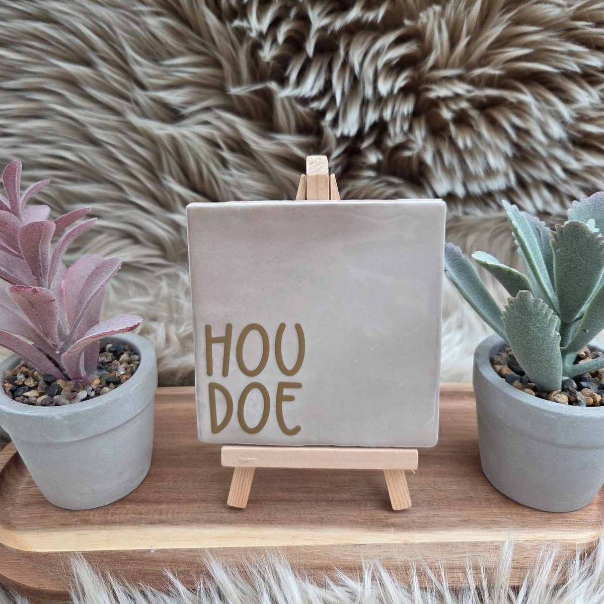 Robuust Wenstegeltje – Hip trendy tegeltje – Houdoe – Brabants afscheidscadeau, housewarmingcadeau of zomaar – Keramiek – 10x10 cm – Wanddecoratie –Sfeervol en Persoonlijk - Vriend(in) – Trendy nu – Decoratief Tegeltje met Standaard – Cadeau Idee